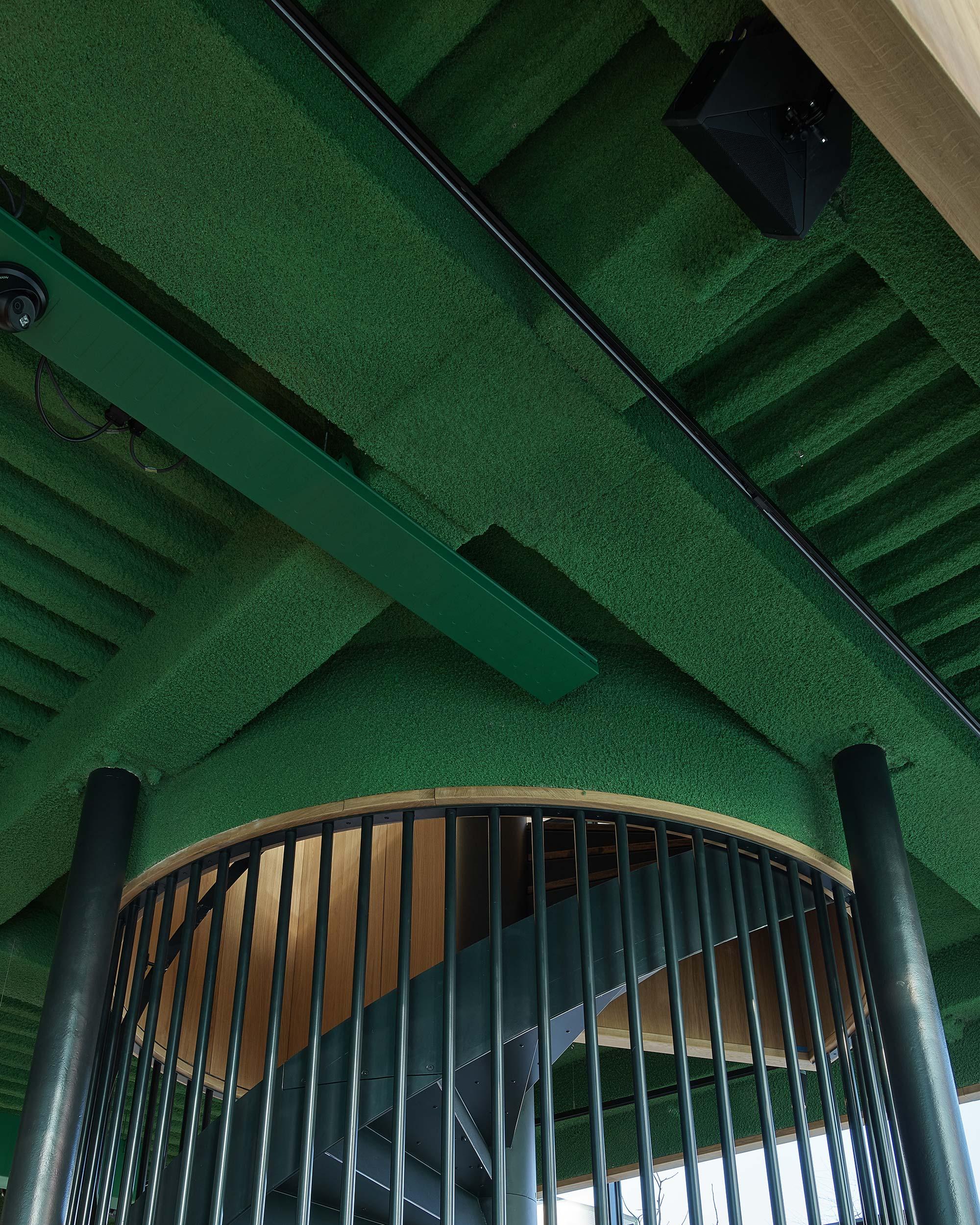 Akoestisch spuitwerk horecaruimte Akoestisch spuitplafond in restaurant — naadloze afwerking door Acosorb®