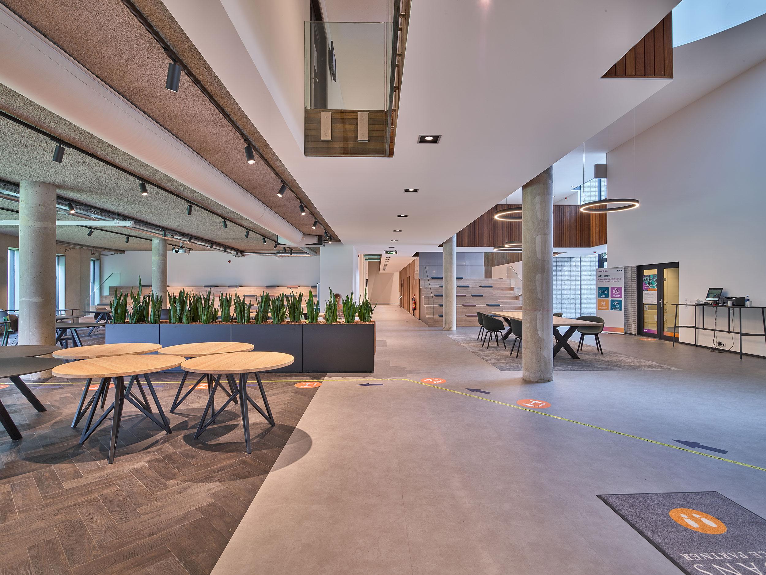 Het interieur van een kantoor met een grote open ruimte, ideaal voor teamwerk en een moderne werkomgeving.