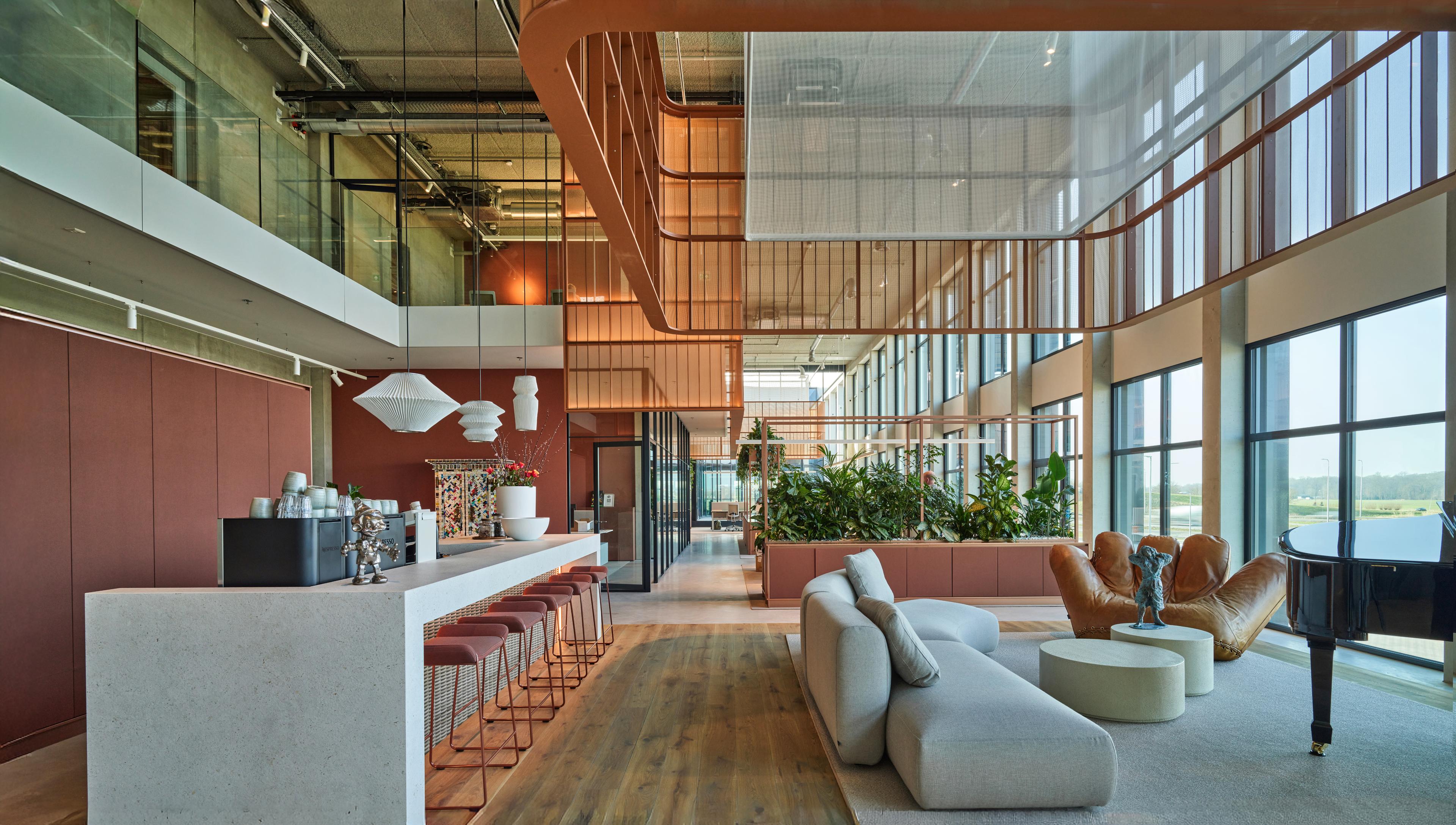 Kantoor Vercom met Acospray® DC3 in ILA grey, aangebracht door Acosorb op het volledige plafond. Het akoestisch spuitwerk integreert zichtbare installaties in een rustig, uniform plafondsysteem.