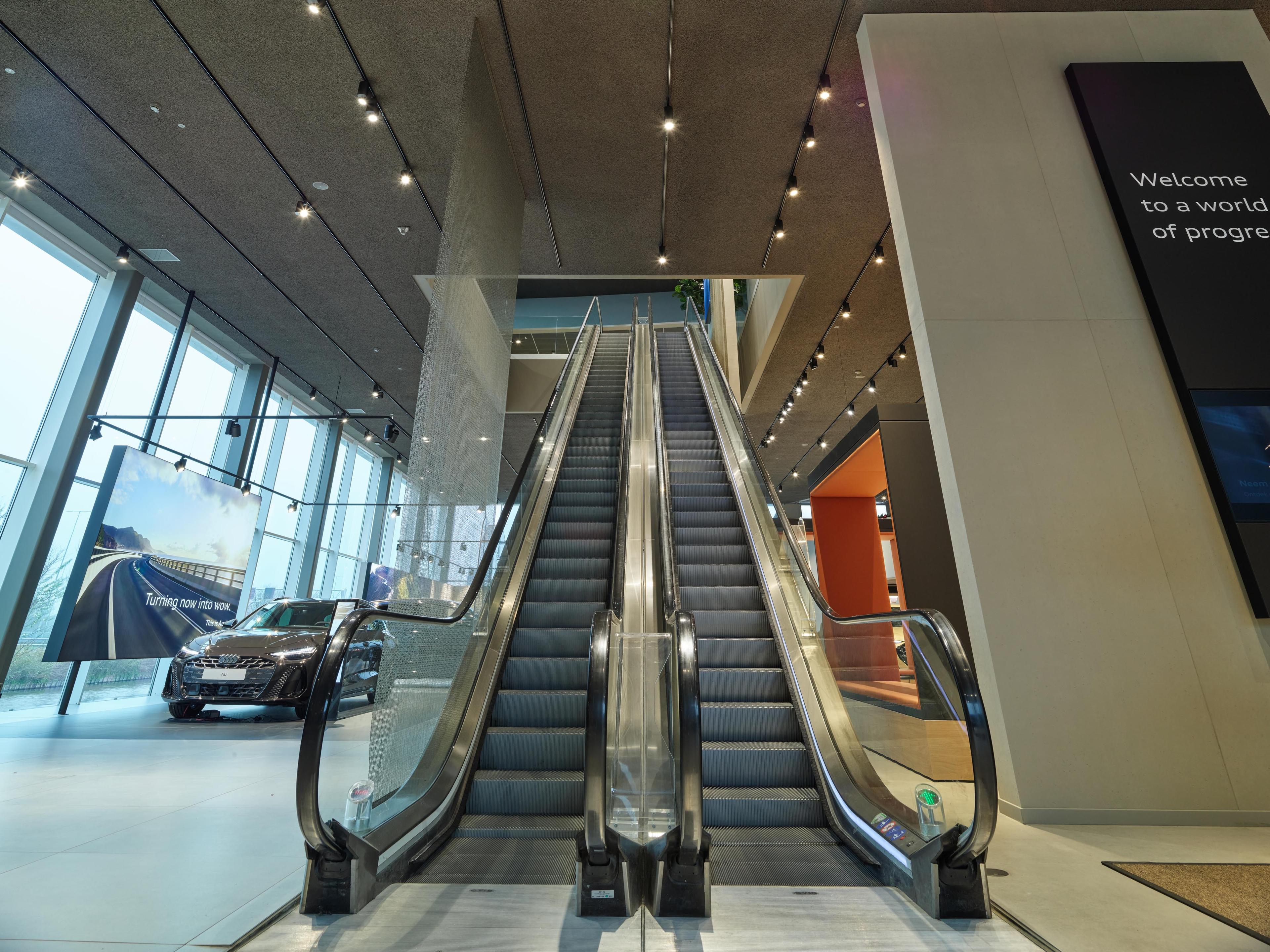 Audi auto interieur showroom met spotjes en vlokken plafond van Acosrob