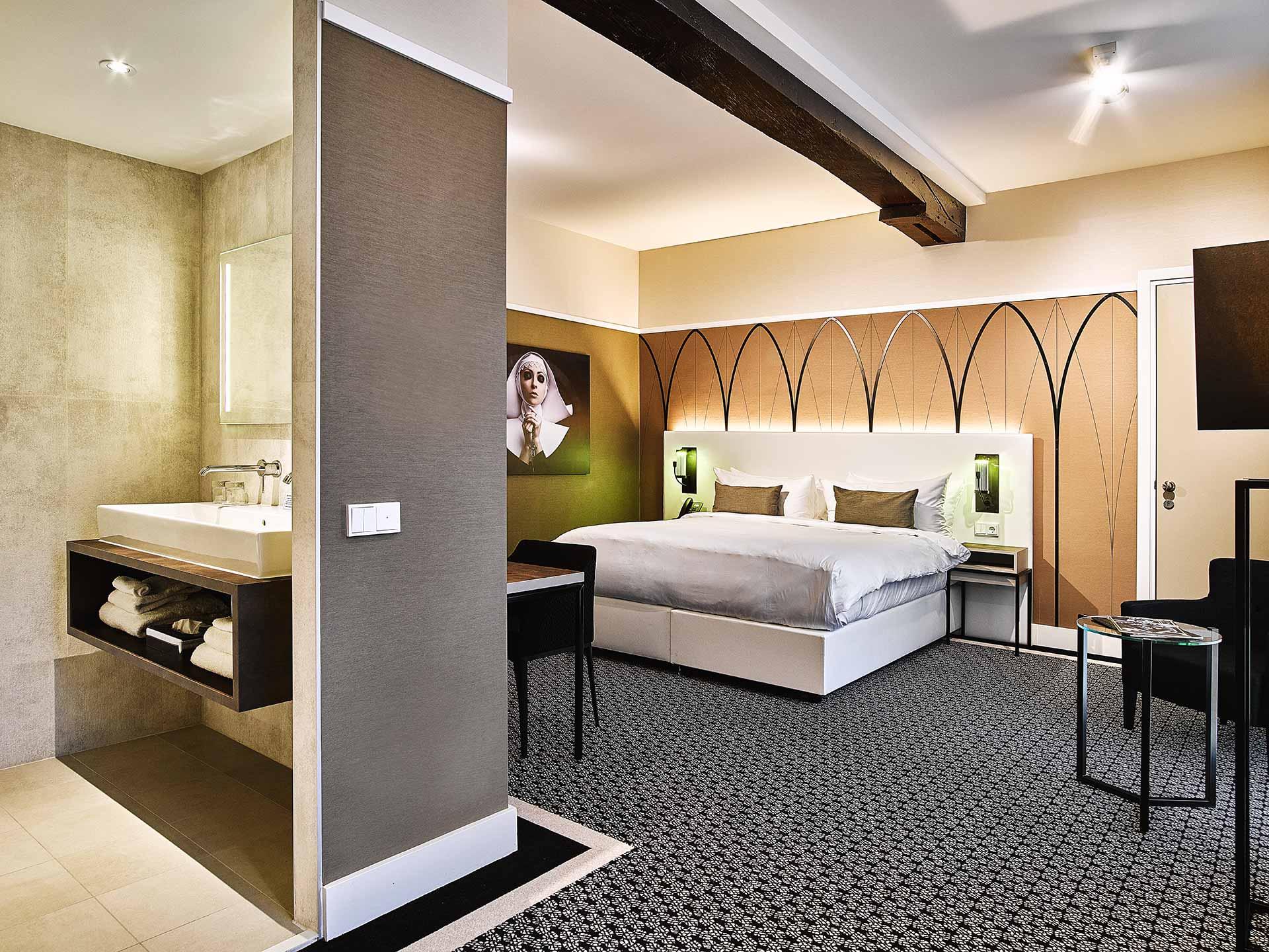 akoestisch spuitwerk in een moderne, sfeervolle hotelkamer.