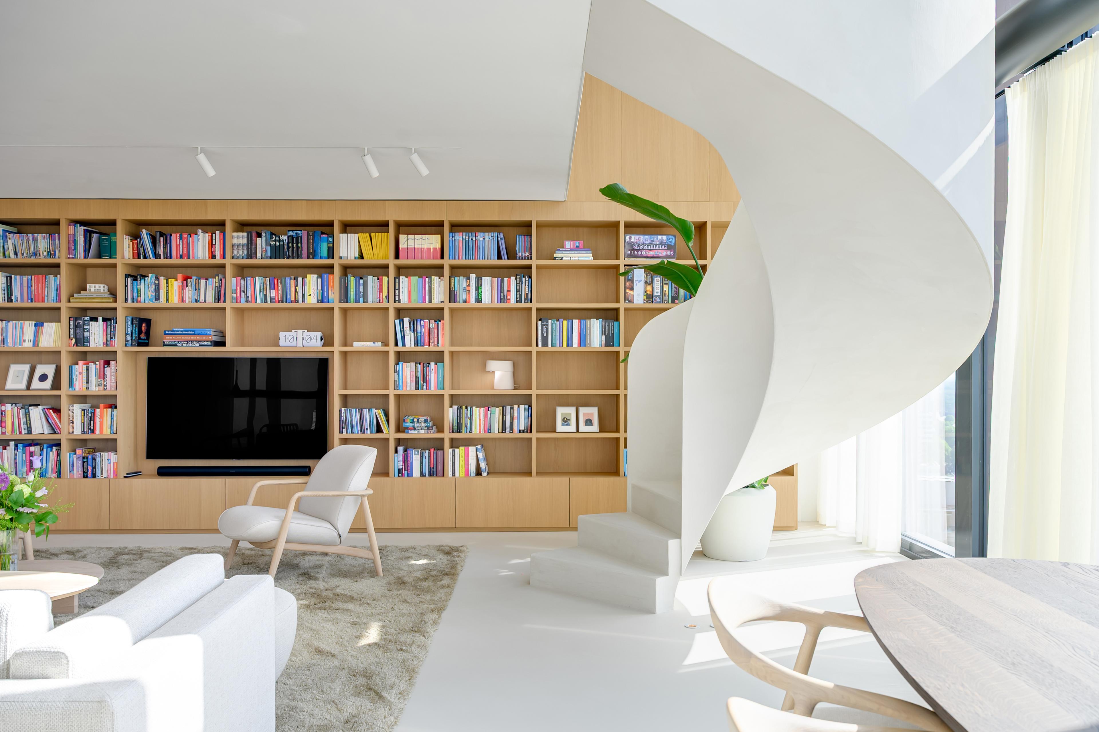 bibliotheekwand-spiraaltrBoekenkast bij spiraaltrap met akoestisch stucwerk, Acosorb AcoplasterF project Wonderwoodsap-akoestisch-stucwerk_Wonderwoods_Acosorb_AcoplasterF.jpg