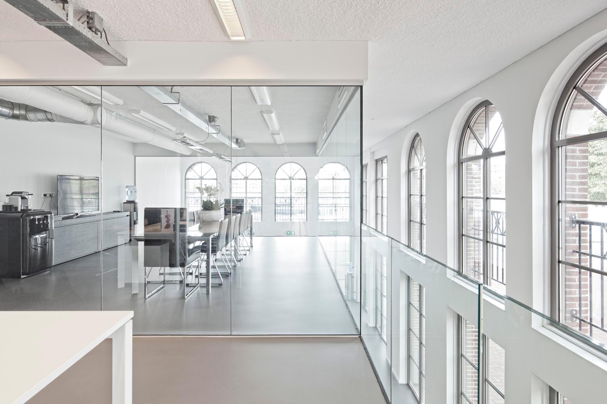 Acospray DC3 white akoestisch spuitwerk monumentaal kantoor Shoebaloo door Acosorb