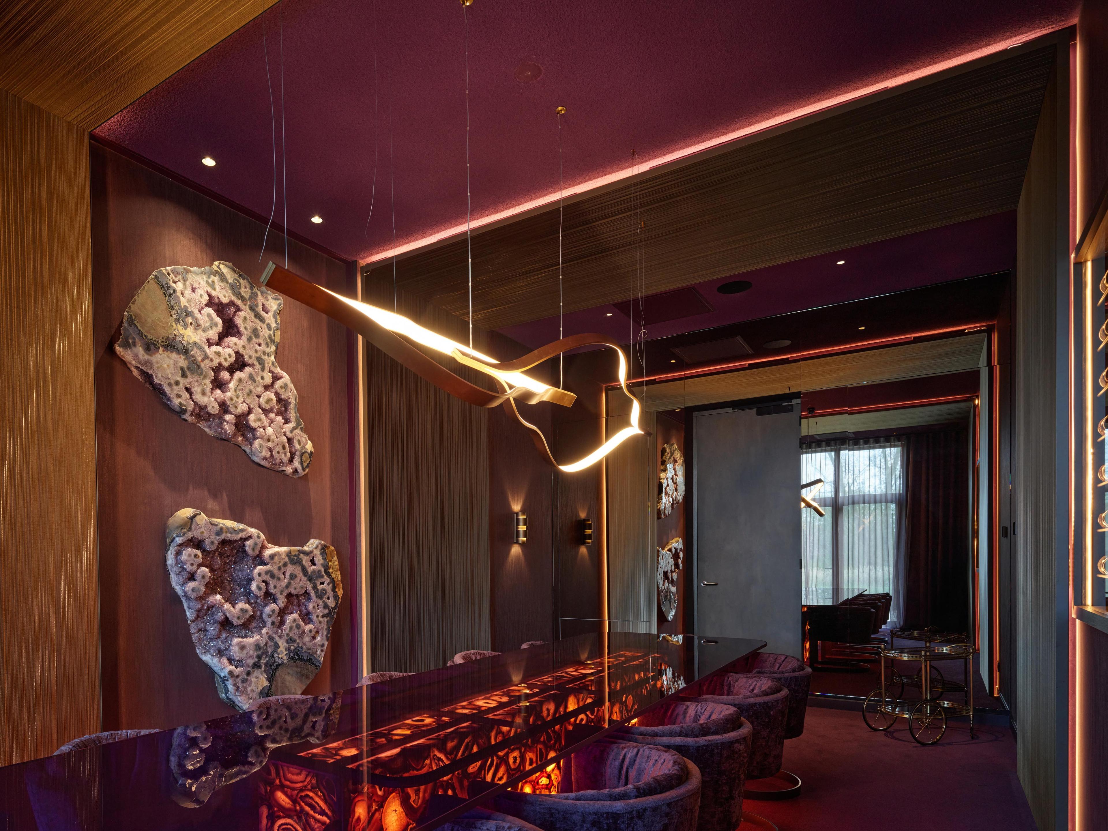 akoestische wanden spuitwerk in luxe restaurant